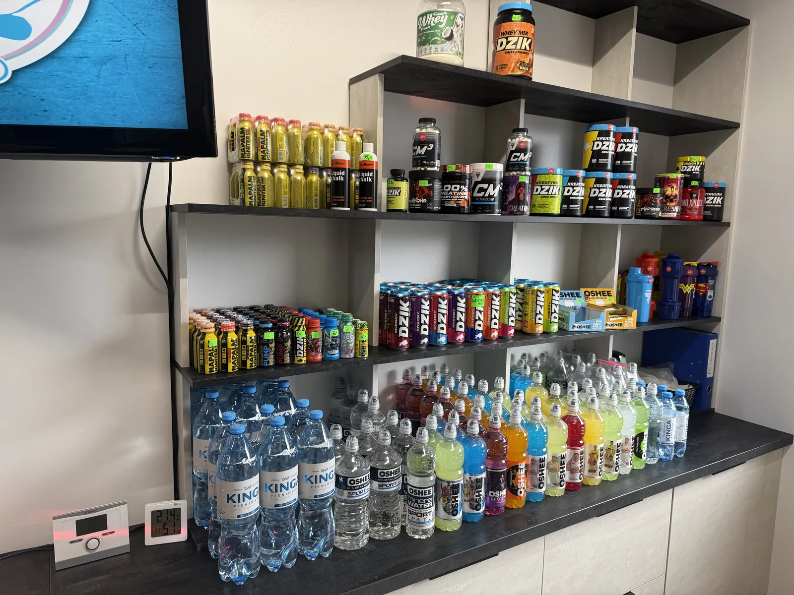 Półka z suplementami w Fit Club